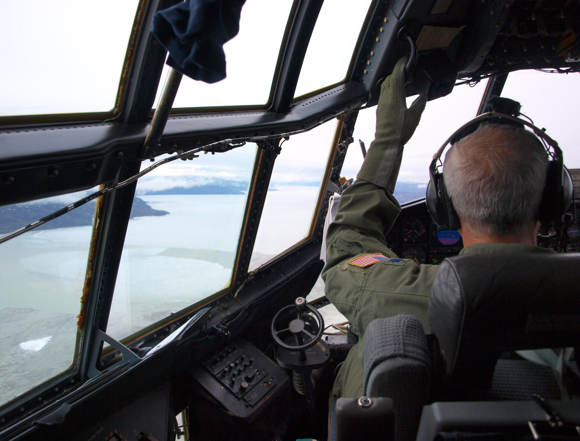 im Cockpit einer Hercules LC-130 der U.S. Airforce über dem Fjord von Kangerlussuaq (Søndre Strømfjord) - Westgrönland
